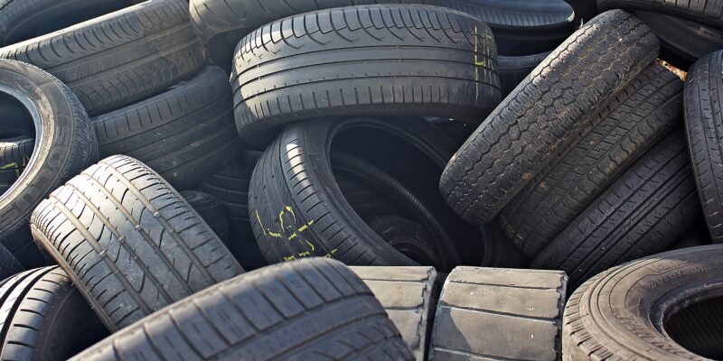 Pile de pneus de voiture entassés