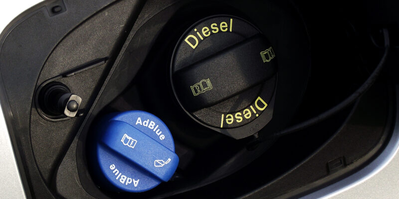 2015_Audi_Q3_2.0_TDI_quattro_Facelift_Typ_8U_Tankeinfuellstutzen_AdBlue